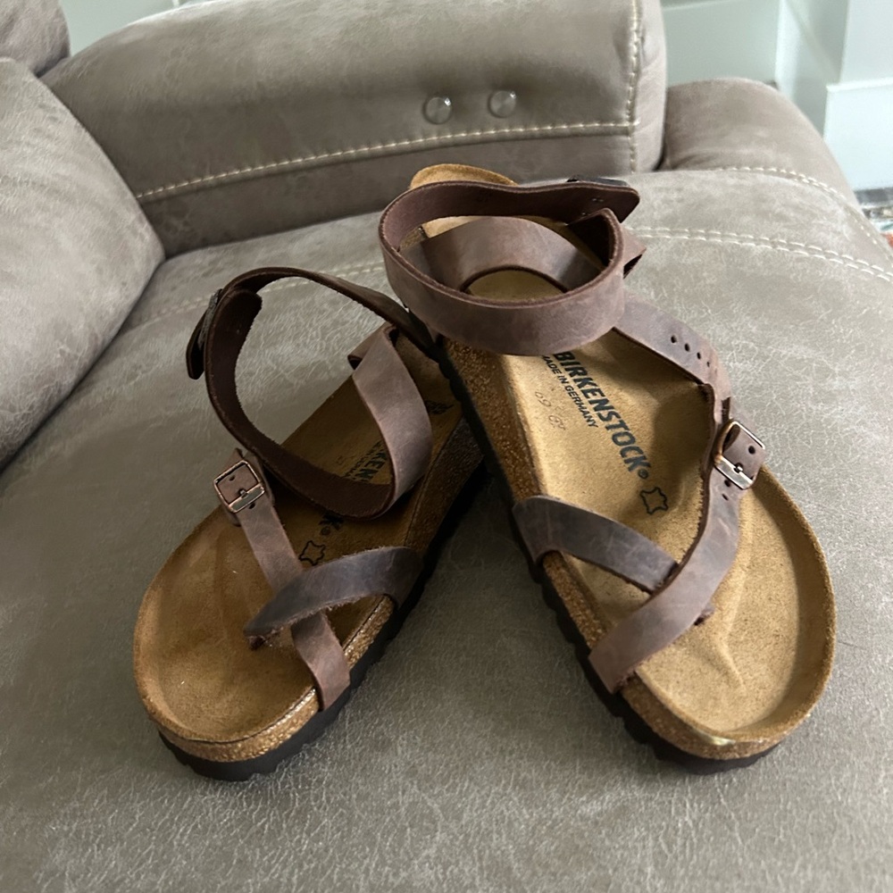 NWOT Birkenstock Yara 39……… I bought these and they don’t fit.